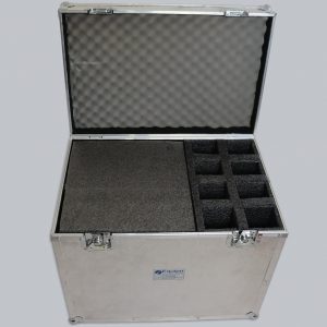 Caixa de madeira revestida externamente com alumínio e internamente com espuma e carpete, com alças e tranquetas. Transporte para até 8 frascos/borbulhadores e espaço para vidrarias adicionais conforme encomenda.