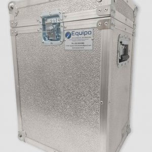 Caixa de madeira revestida externamente com alumínio e internamente com espuma e carpete, com alças e tranquetas. Transporte para até 6 frascos/borbulhadores; 1 porta-filtro; 1 Bypass; 1 ciclone; 1 Erlenmeyer, 1 Ciclone.