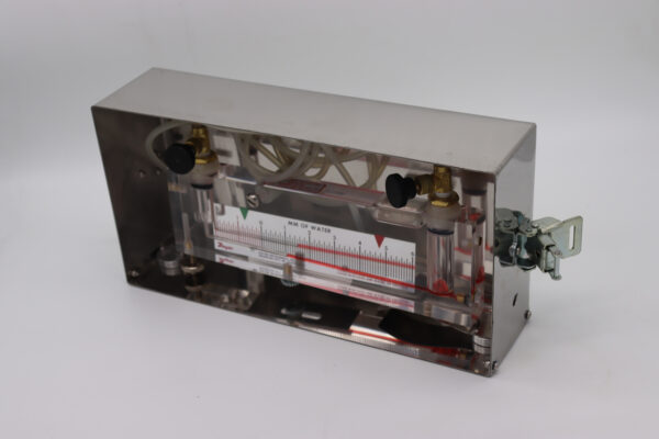 Micro-manômetro dwyer, -2 a 6 mmH2O, instalado em gabinete da aço inox com base magnetizada, válvula de agulha, controle de nível, mangueiras e conexão de engate rápido.