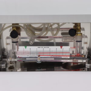 Micro-manômetro dwyer, -2 a 6 mmH2O, instalado em gabinete da aço inox com base magnetizada, válvula de agulha, controle de nível, mangueiras e conexão de engate rápido.